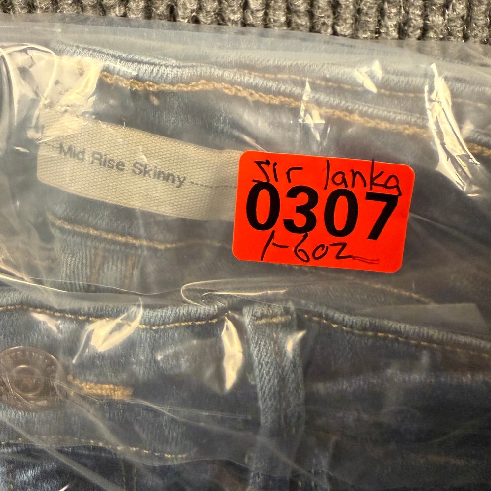 Levis Mid Rise Skinny Jeans Womens Size 10S Medium Wash Denim W30 L30 - Picture 15 of 15